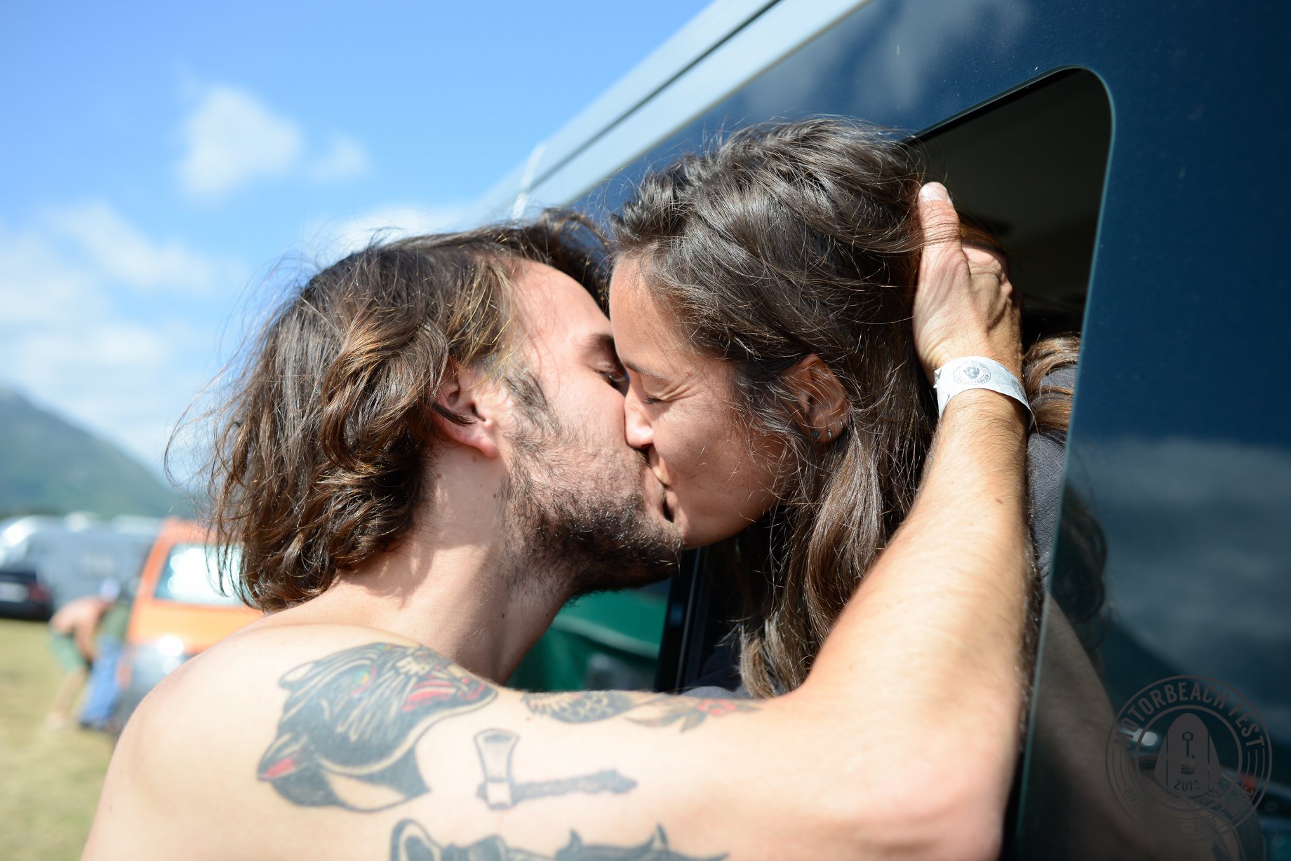 Beso tras una wt furgoneta clasica del Motorbeach festival