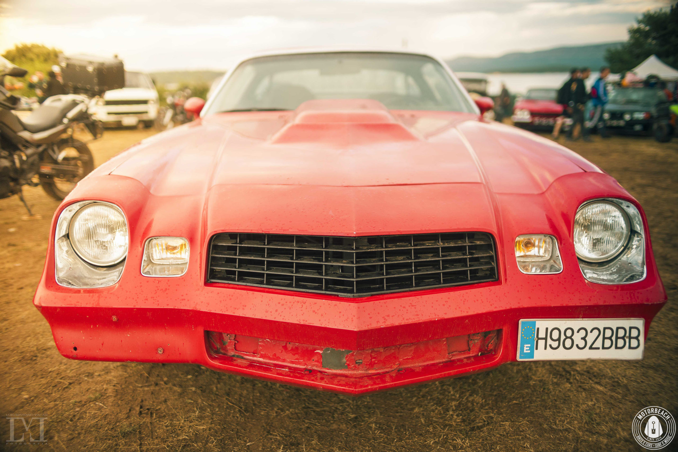 Coche clasico rojo en el motorbeach festival la invernal playa de palomares 