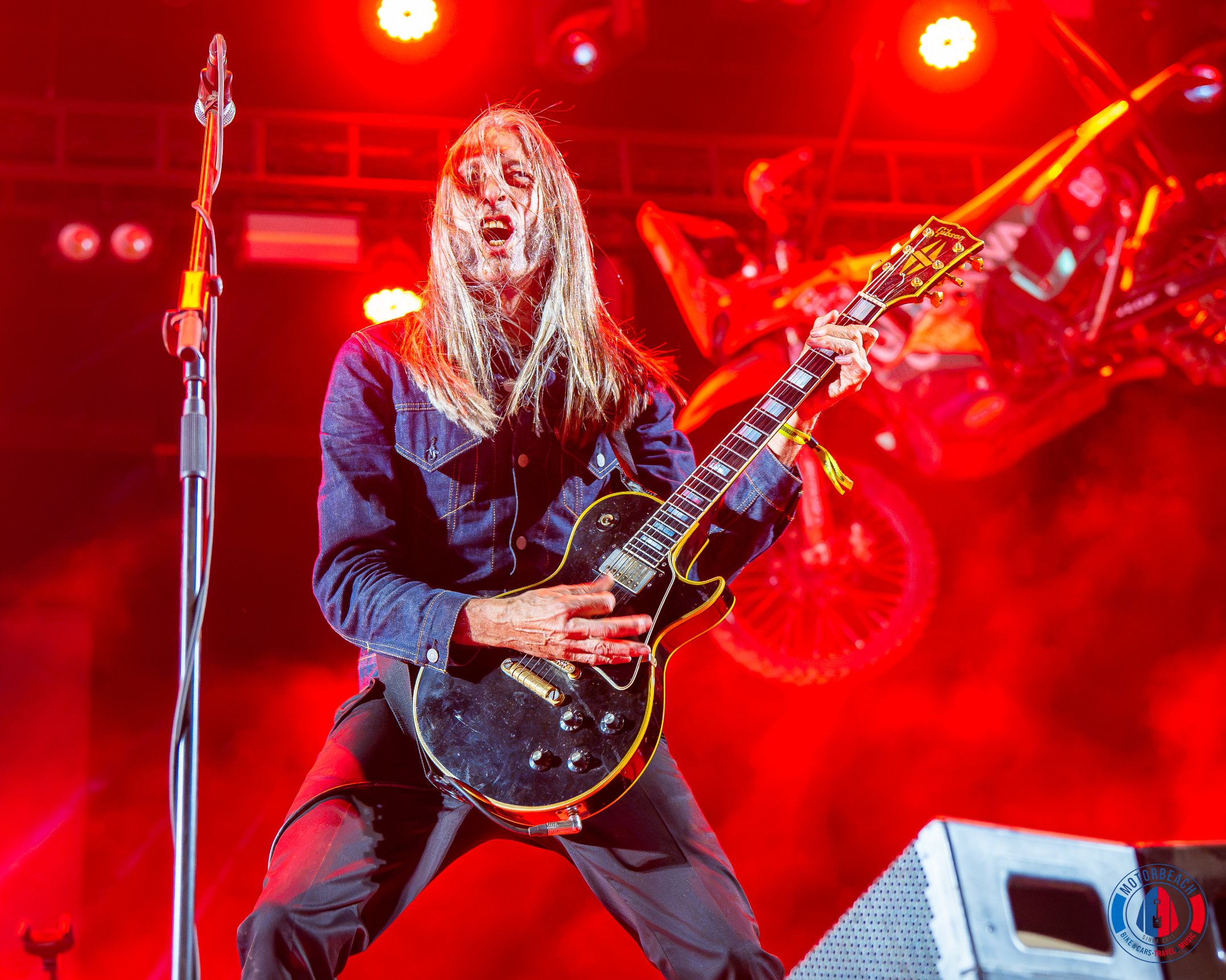 Guitarrista de rock en directo en el escenario de Motorbeach Festival