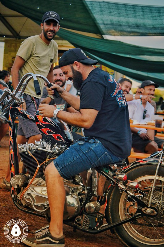 Asistente con gorra de capitán en el ambiente nocturno de Motorbeach Festival · Foto: DeAllen Photo