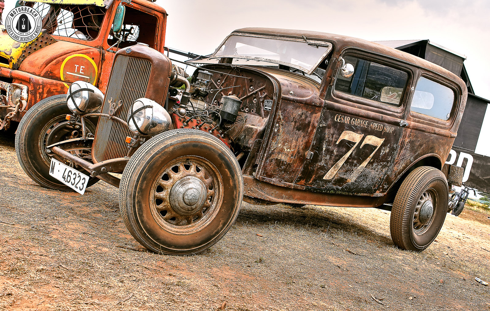 Hot rod clásico ford acabado a mano con motr visto realizado en valencia en el motorbeach festival la ionvernal