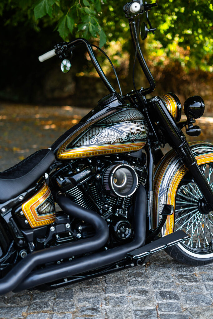 Harley-Davidson Heritage Classic 114 estilo chicano expuesta en un bike show con escapes Shark Tail