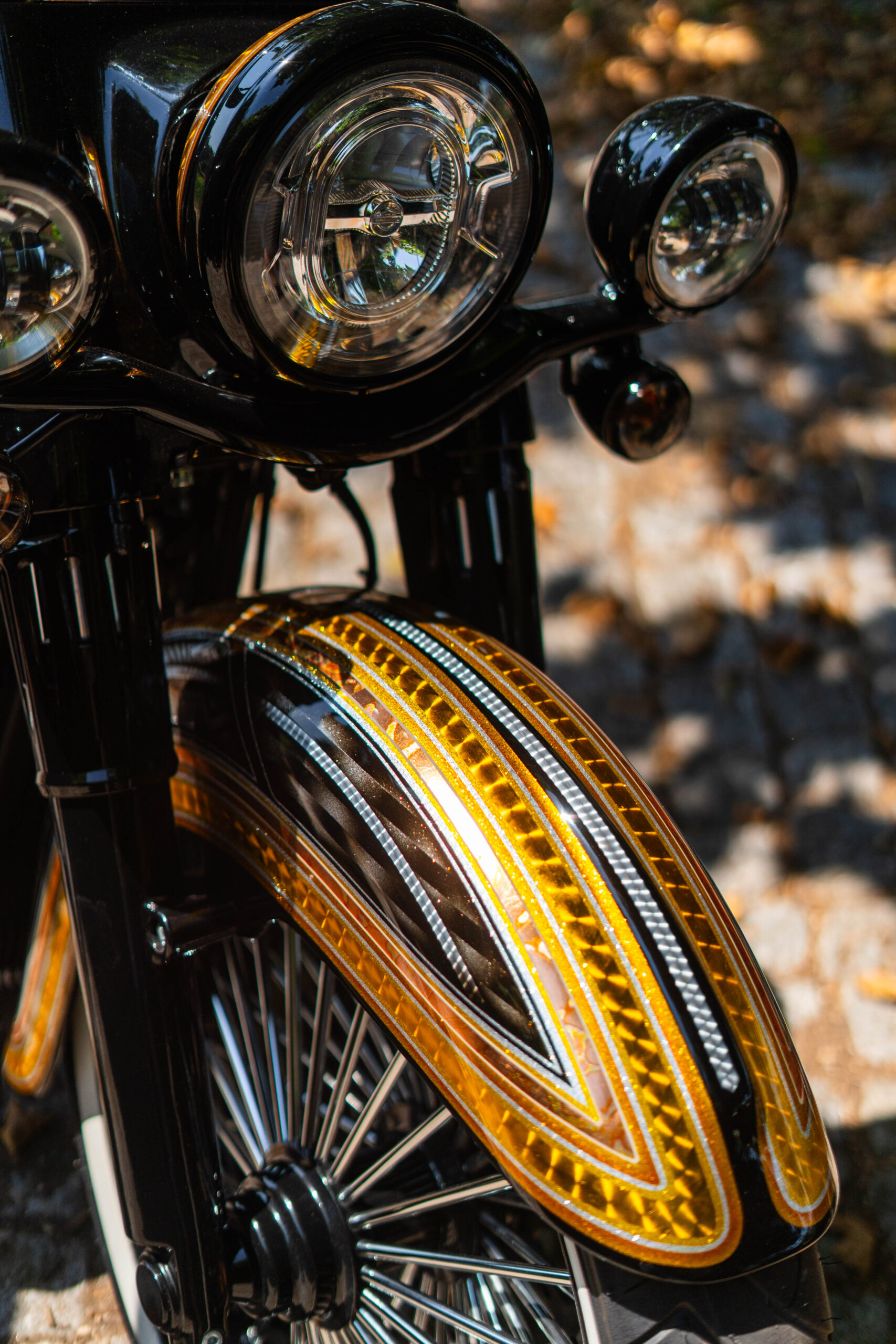 Guardabarros delantero con pinstriping y hoja de oro y faro LED Kellermann de Harley-Davidson custom