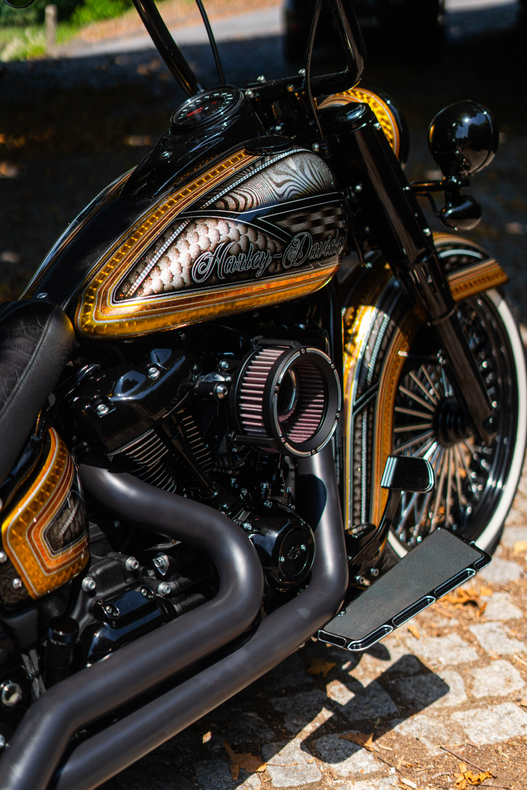 Depósito de Harley-Davidson Heritage Classic 114 con pintura show en hoja de oro y filtro de aire Trask