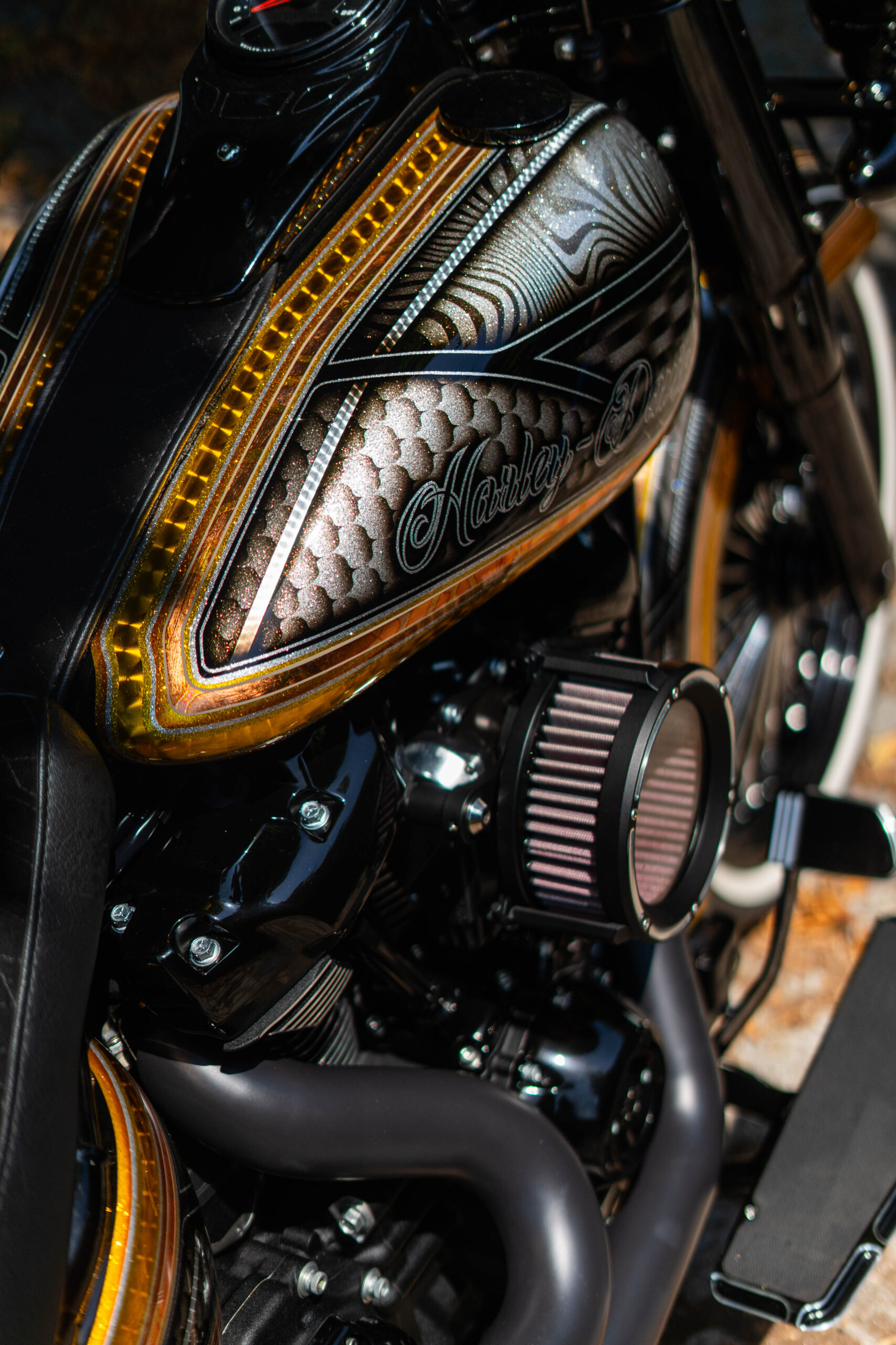 Vista lateral de Harley-Davidson Heritage Classic 114 con guardabarros Tommy & Sons y ruedas de banda blanca