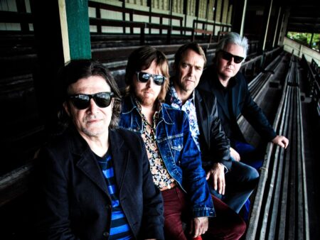 The Stems en vivo: Dom Mariani atacando su guitarra con puro fuzz y actitud.