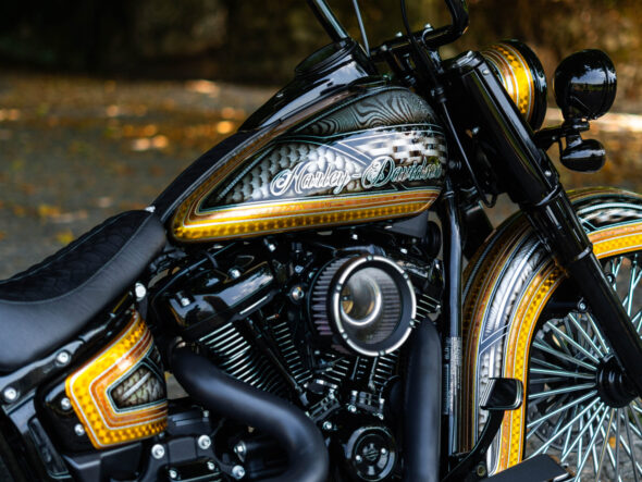 Harley-Davidson Heritage Classic 114 estilo chicano expuesta en un bike show con escapes Shark Tail