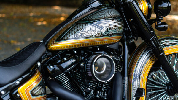 Harley-Davidson Heritage Classic 114 estilo chicano expuesta en un bike show con escapes Shark Tail Harley-Davidson Heritage Classic 114 estilo chicano expuesta en un bike show con escapes Shark Tail
